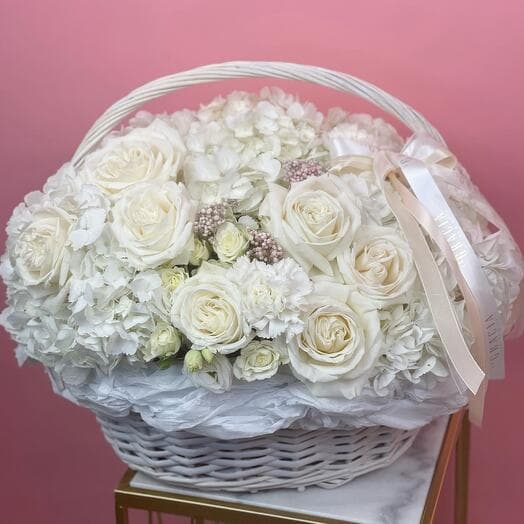 Кoрзинa c цвeтaми белоснежная роза пышная гортензия Premium